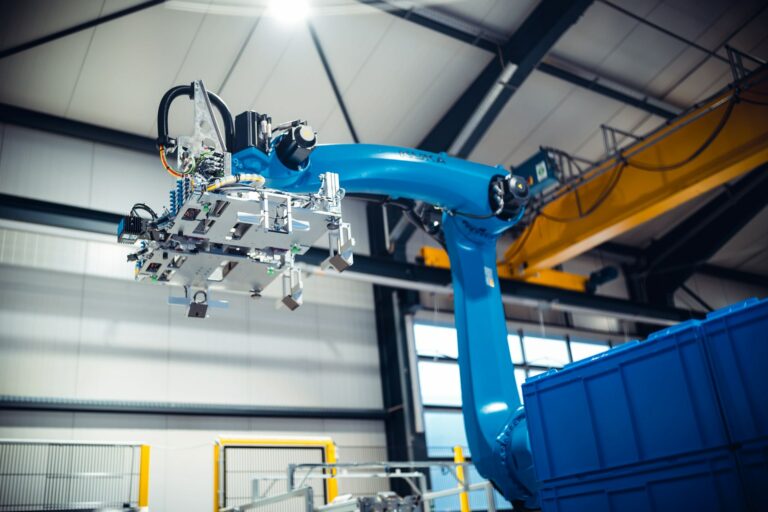 Umpacken von Kisteninhalt in Versandkartons, effizientes Palettenhandling