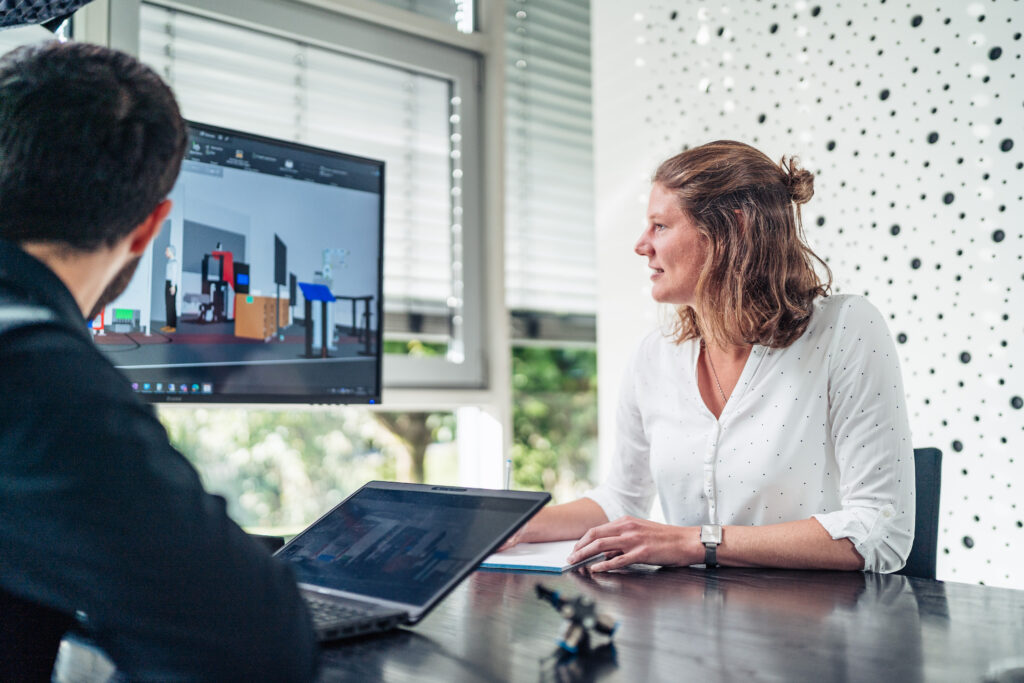 Besprechung über CAD-Darstellung eines Automatisierungsprojekts