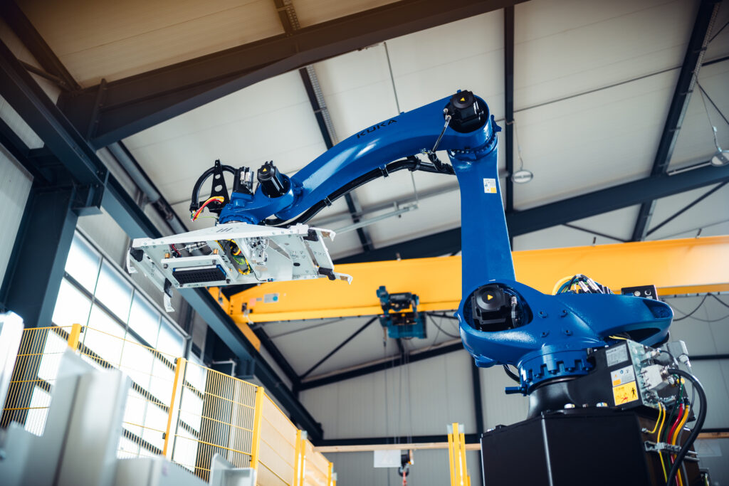 Bild eines blauen Roboters von unten fotografiert mit dem Hintergrund einer modernen Produktion