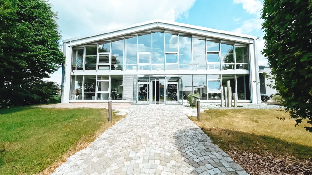 Frontansicht auf das Glasgebäude in Geiselharz