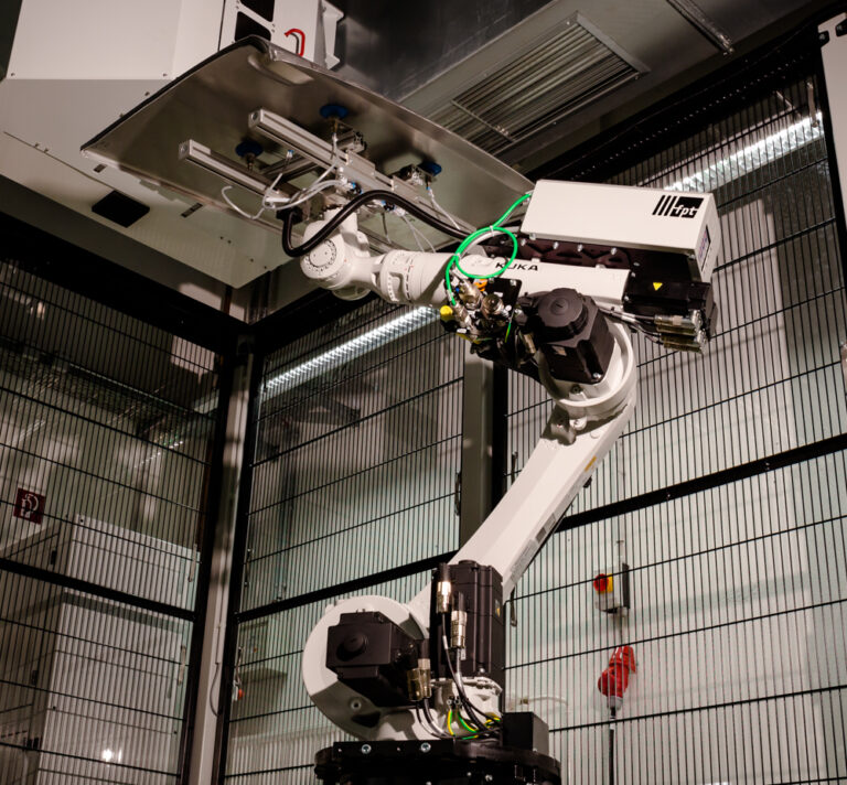 Weißer Robotergreifer, um Prozesse effizienter zu automatisieren.