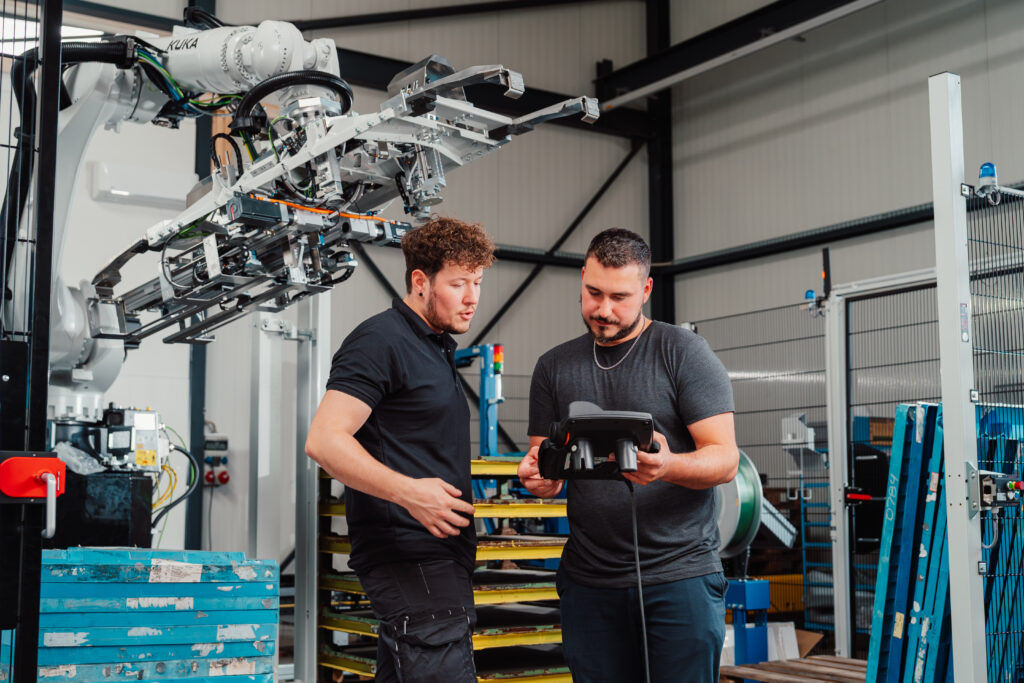 Installation und Abnahme einer Automatisierungsanlage durch zwei Männer.