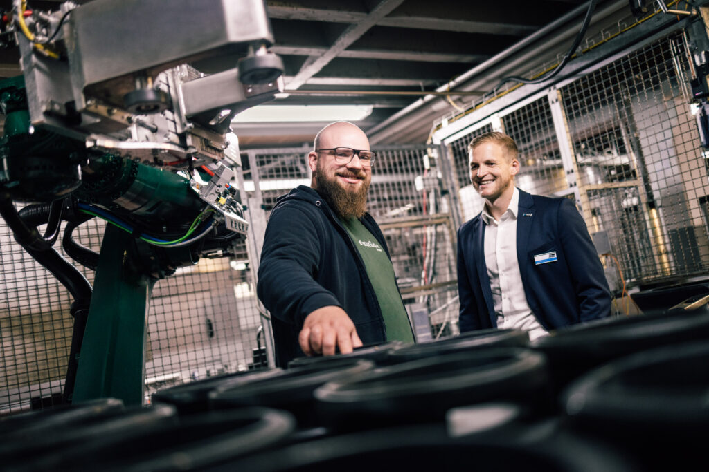 Cooperation between two managers from fpt robotics and Leibinger.