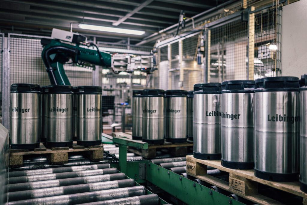 Greiferm from fpt robotics sorts beer kegs onto Euro pallets.