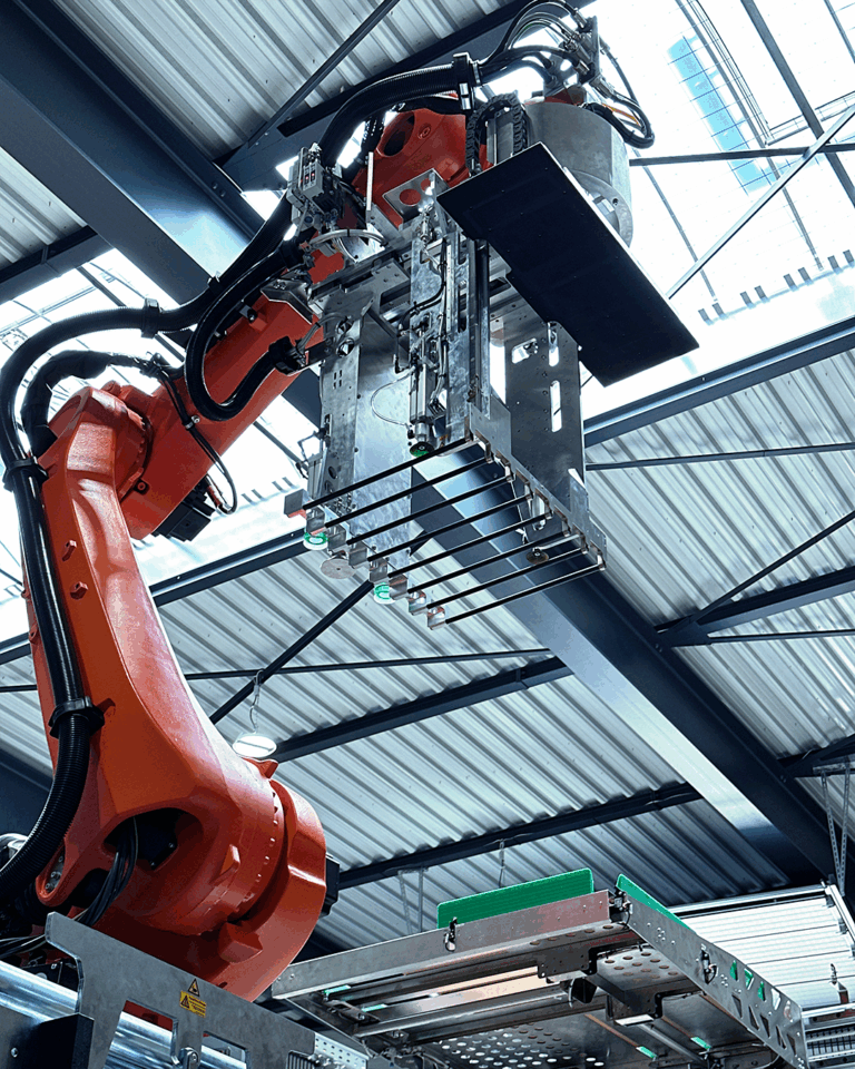 Kuka Roboter inklusive Greifarm kommt in einer Industriehalle zum Einsatz. Palettieranlage, um die Prozesse zu optimieren.