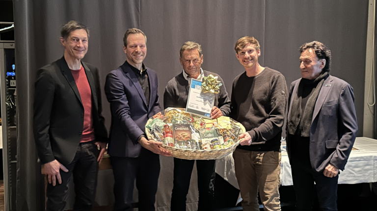 Ehrung während der Weihnachtsfeier von der Geschäftsführung eines langjährigen Mitabeiters