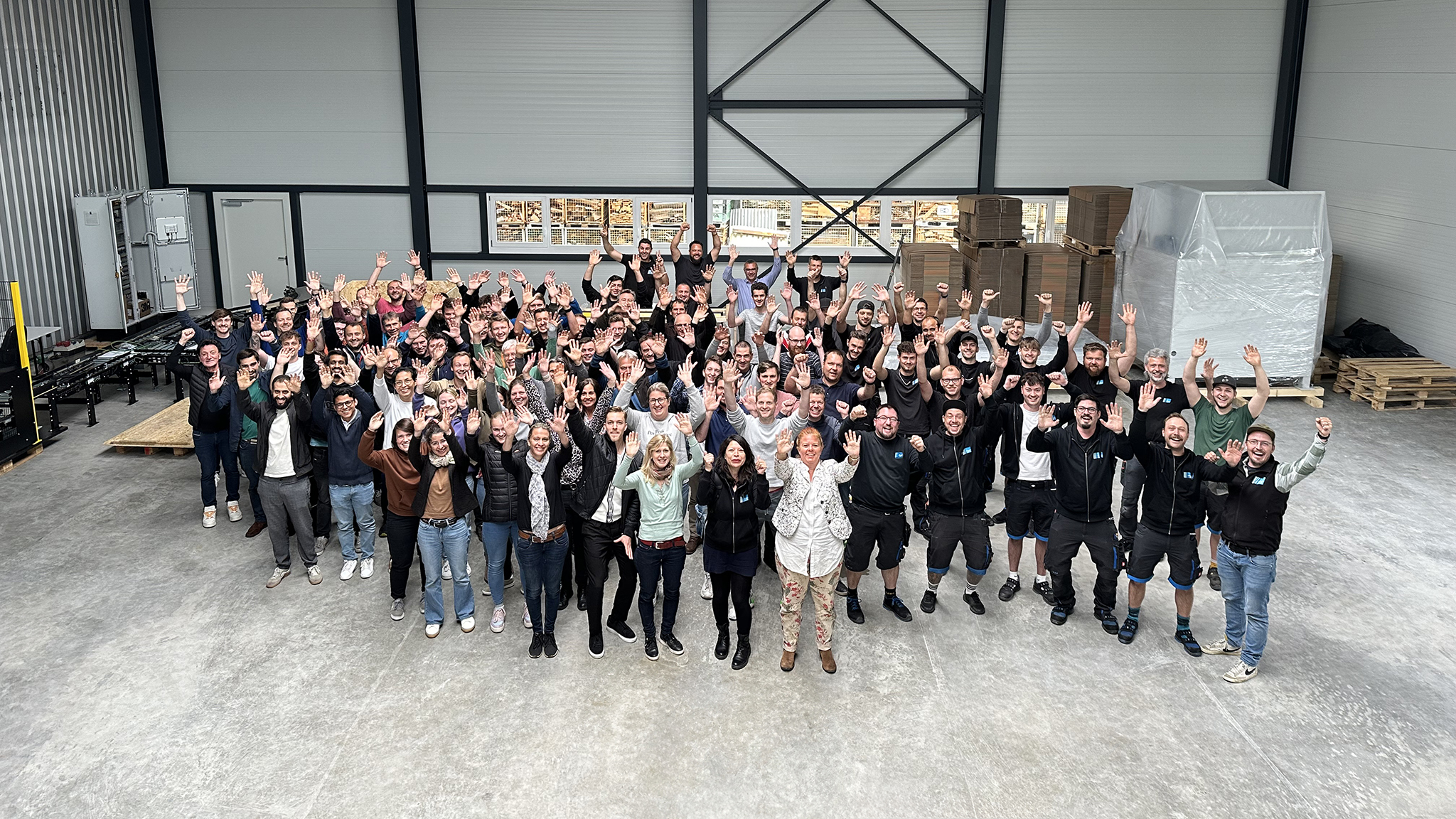 Teamfoto der Belegschaft von fpt robotics von der Empore aufgenommen