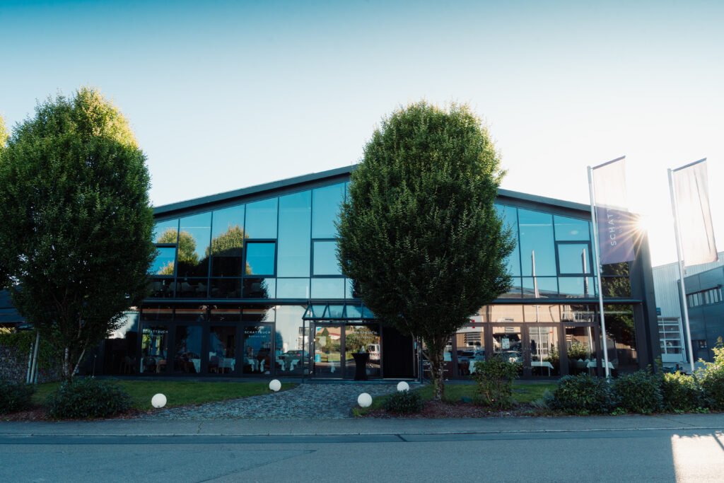 Gläserne Gebäudefassade der benachbarten Gebäudekomplexes des Restaurant Schattbuch