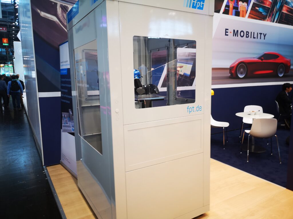 Robot cell with viewing window on the robot arm with print head