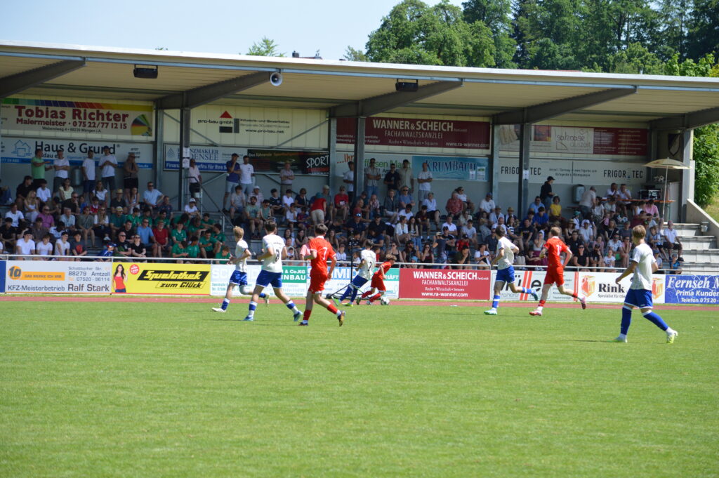 Tribüne des SV Amtzell und auf dem Spielfeld ein Spiel beim fpt robotics Cup 2026