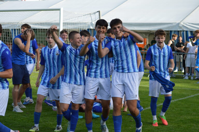 Die U17-Junioren jubeln in die Kamera, nachdem Sie ein Tor geschossen haben