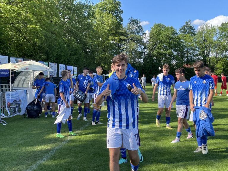 Young man in a soccer jersey at the FPT Robotics Cup giving a thumbs-up.