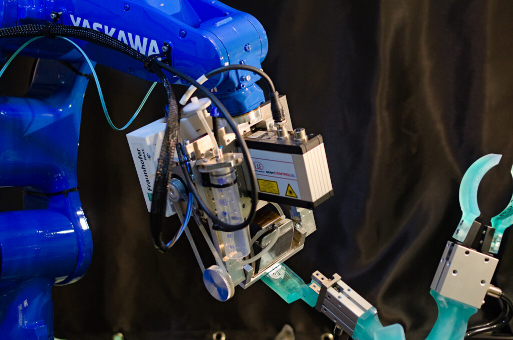 Ein blauer Roboter mit Druckapplikation und -kopf sowie integrierter Sensorik
