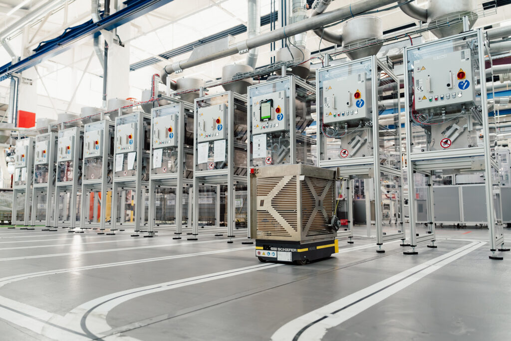 Eine Reihe an Trichtersystemen, die aus metallischen Gestellen aufgebaut und an ein innerbetriebliches Rohrleitungssystem angeschlossen sind