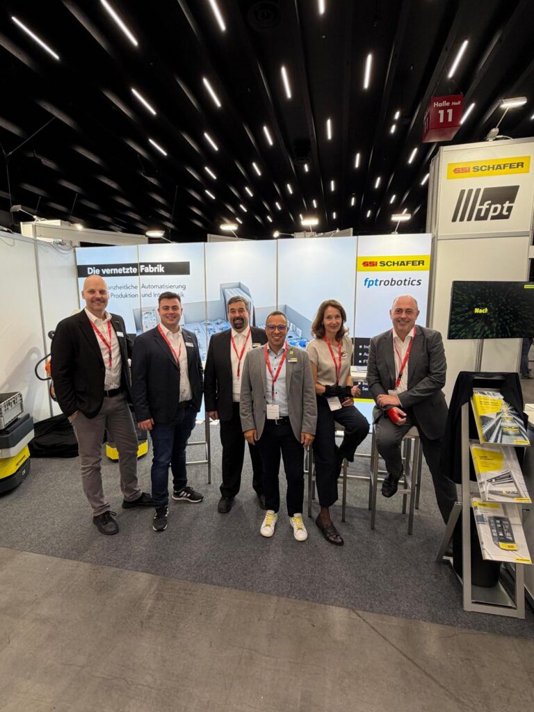 Sechs Personen stehen vor dem Messestand der Firma fpt robotics auf der movatec in Dornbirn im Jahr 2026.